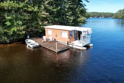 Image de Unique Floating Home on Private Island for a Memorable Romantic Escape on Brantingham Lake, New York