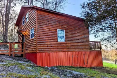 Image de Sparta Serenity: Charming Cabin with Hot Tub and Scenic Farm Views in Tn