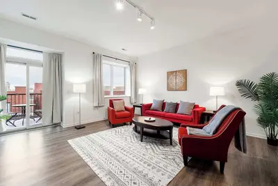 Image de 3br · Steps from McCormick · Balcony & Gym