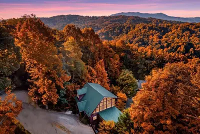 Image de Gorgeous Secluded Wooden Cabin with Hot-tub and Pool Table in Sevierville, Tennessee