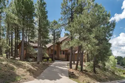 Image de Gorgeous Cozy Cabin with Scenic Forest Views, Fire Pit, and Grill in Flagstaff, Arizona