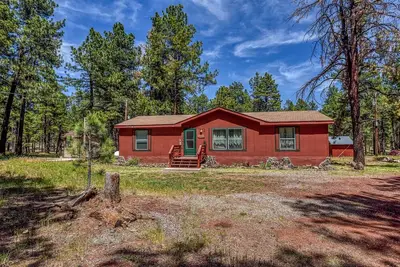 Image de Gorgeous Historic Cabin with Grill and Fire Pit Surrounded by Pines for a Lovely Outdoor Experience in Parks, Arizona