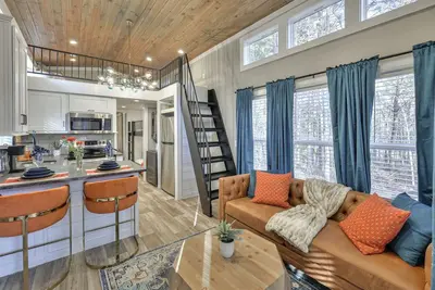 Image de Stunning Mountain Tiny House Beautifully Design Ideal for Nature Lovers in Tennessee