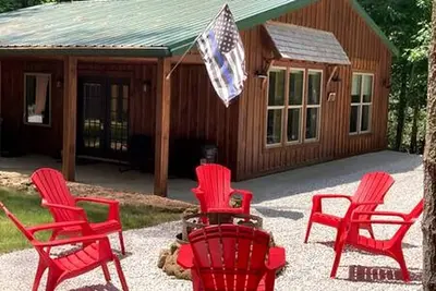 Image de Rustic Lofted Cabin with Hot-Tub in Indiana
