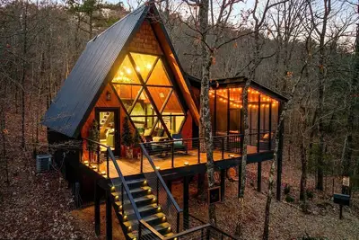 Image de Lovely Lofted A-Frame with Private Jacuzzi, Deck, Fire Pit and Views in Arkansas