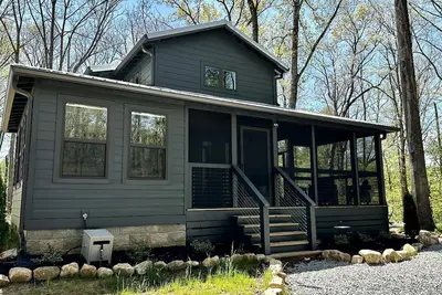 Image de Relaxing Cabin Nestled Amidst Trees and Fire Pit Provided in Monteagle, Tennessee
