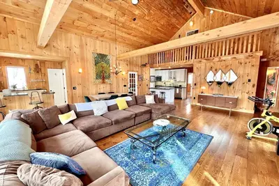 Image de Mountain Retreat with Outdoor Living Space and Ping Pong Table in Vermont