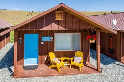 Image de Lovely Tiny Cabin Close to Yellowstone with Incredible Mountain Views in Emigrant, Montana