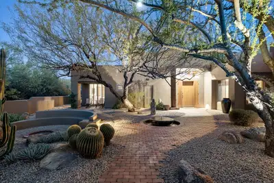 Image de Serene Desert Villa with Private Garden and Hot Tub, Perfect for a Weekend Escape from Phoenix