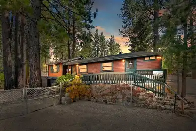 Image de Forest Cottage with Outdoor Jacuzzi and Picnic Space in California