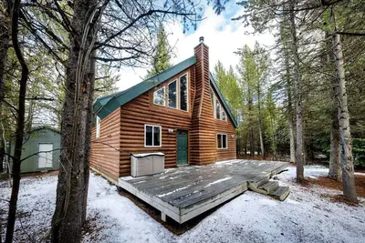 Image de Secluded Lakeside Cabin with Forest Views and Fire Pit Near Cascade, Idaho
