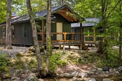 Image de Charming Cabin Rental with Stream Access for Romantic Getaways near Pigeon Forge, Tennessee