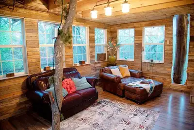 Image de Creekside Tree House w/ Pool in Celeste, Texas, for Memorable Glamping Stays