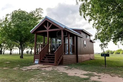 Image de Southern Comfort Meets Glamping Chic: Texas Cabin Getaway near Waco