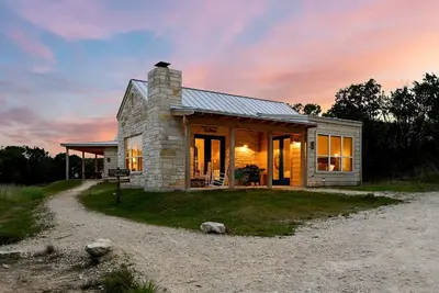 Image de Relaxing Accessible Cottage with Outdoor Fireplace for a Peaceful Getaway near Austin, Texas