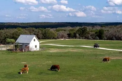 Image de Heavenly Cottage with Jacuzzi Ideal for Couples in Fredericksburg, Texas