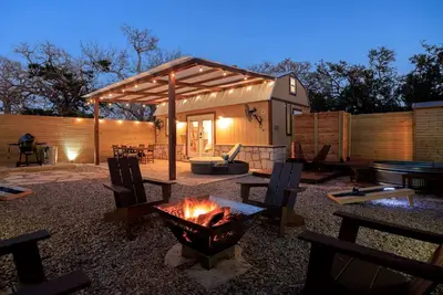 Image de Impressive Intimate Tiny Cabin with Lofted Interior and Outdoor Shower in Texas