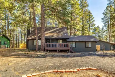 Image de Fully Equipped Cabin with Fireplace and Grill for a Cozy Weekend in Flagstaff, Arizona