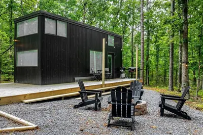 Image de Glorious Lofted Container with Luxurious Indoor and Outdoor Spaces in Alabama