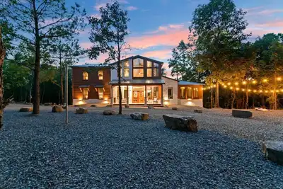 Image de Escape to Elegance: Hochatown's Premier Luxury Cabin for Big Groups and Families