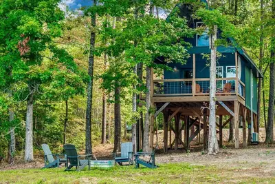 Image de Gorgeous Tiny Tree House with Fire Pit Great for Small Families in Alabama