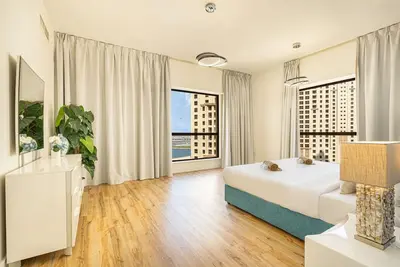 Image de Central Jbr Home Steps away from the Beach
