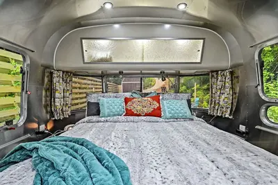 Image de Remarkable Airstream Completely Equipped with Private Patio in Tennessee