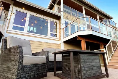 Image de Fantastic Cottage with Stunning Lake Views and Theater Room in Washington