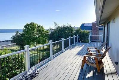 Image de Waterfront Cottage with Large Deck, Foosball Table and Ping Pong Table in Washington