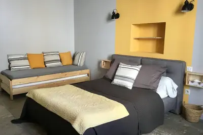 Image de Chambre d'hôtes « Porte Saint-Louis - Pélerins » avec piscine, terrasse et Wi-Fi partagés