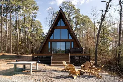 Image de Impressive Luxury A-Frame with Ping-Pong Table in Louisiana