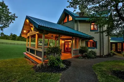 Image de Lakefront Log Elegance: True Cabin with Hot Tub and Sauna Amidst Mountain Views