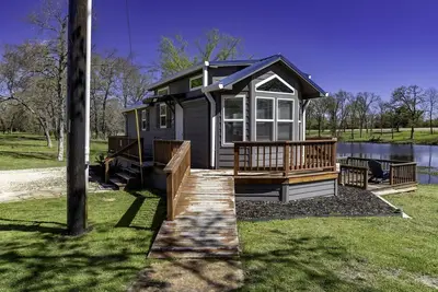 Image de Intimate Chic Cabin Suitable for Four with Private Deck in Texas