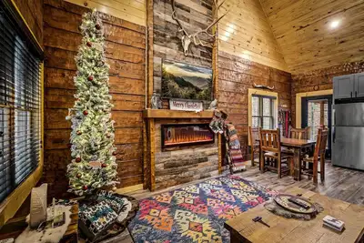 Image de Enchanting Cabin with Game Room, Indoor Pool and Porch in Tennessee