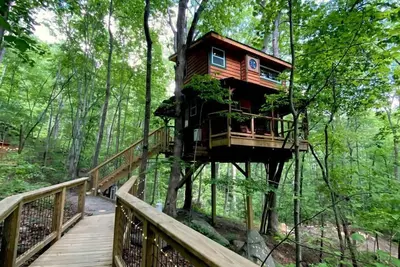Image de Secluded Treetop Oasis, Original Treehouse in Tennessee
