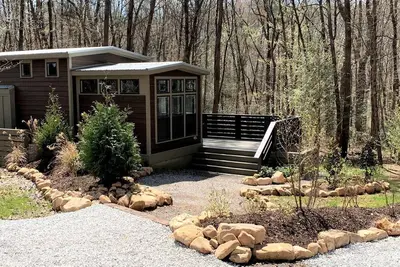 Image de Picturesque Tiny Cottage with Cozy Indoor and Outdoor in Tennessee