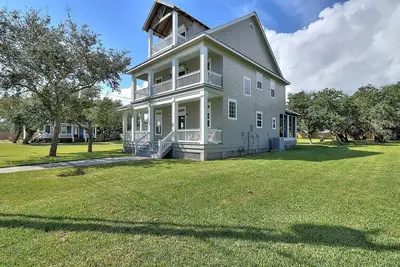 Image de Breathtaking Cottage with Spectacular Interior and Exterior Spaces Near the Coast in Rockport, Texas