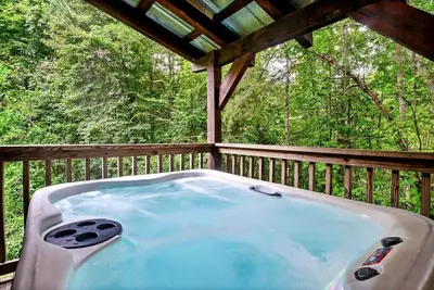 Image de Outstanding Cabin with Hot-tub and Great Forest Views in Sevierville, Tennessee