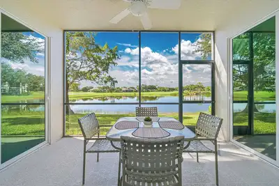 Image de First Floor Pelican Sound Lake View Coach Home with Resort Amenities