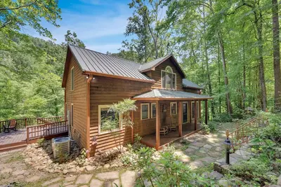 Image de River's Edge Retreat | Hot Tub, Fire Pit, Pet-Friendly!