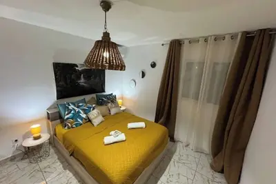 Image de Logement Gourmandise – Élégant et Central pour 5 Voyageurs