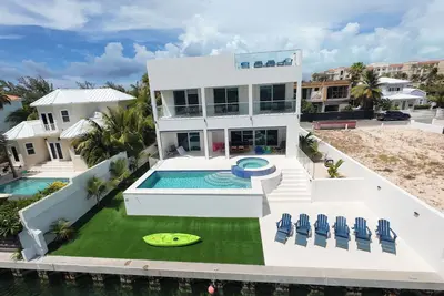 Image de Luxury Canalfront Villa | 3br | Private Pool/Hot Tub | 5 Min to Grace Bay