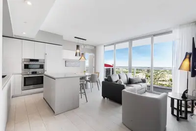 Image de ★★★★★ Upscale Hollywood Resort Stay with Beach Access & Full Amenities Access