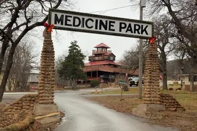 Image de Cz Romantic Medicine Park Coastal Escape w HotTub