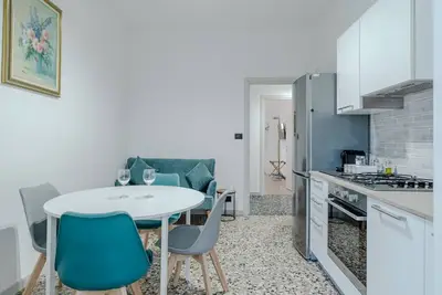 Image de A comfortable and welcoming 68 square meters apartment, perfect for four people, located on the first floor of a building (No elevator). The property is located in the lively Borgo San Paolo neighborhood and is well connected to the city center. Its strat