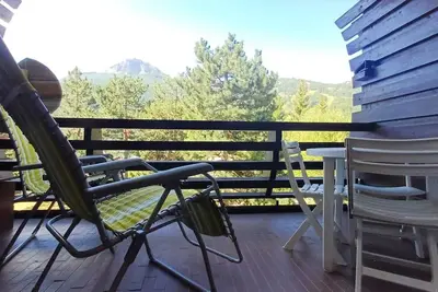 Image de Studio lumineux avec balcon et vue montagne