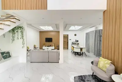 Image de The GrayHouse Inn. Modern Loft Full Ac, open space, high ceiling house.