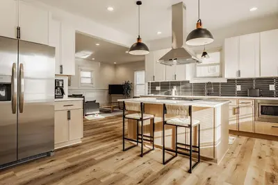 Image de Featuring a luxe king suite w/soaking tub, gourmet kitchen & fast Wi-Fi, guests can relax in this beautifully renovated 3 bed, 2. 5 bath gem! Close to downtown, hospitals & local attractions, this home is perfect for families, friends & professionals.