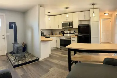 Image de Cozy Country Cottage- 5 beds, private hot tub, smoker grill, stocked kitchen!