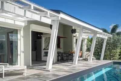 Image de Villa Ethiny au moule avec sa somptueuse piscine